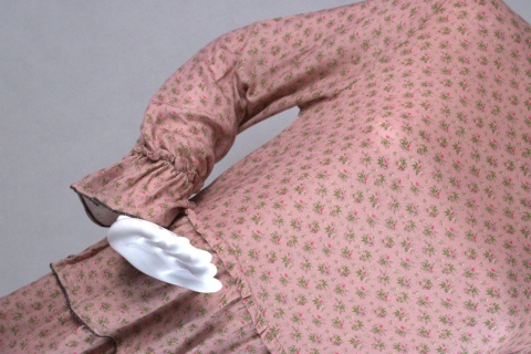 Noella krótka sukienka z falbanką w drobne kwiatki r.m