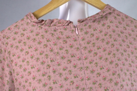 Noella krótka sukienka z falbanką w drobne kwiatki r.m