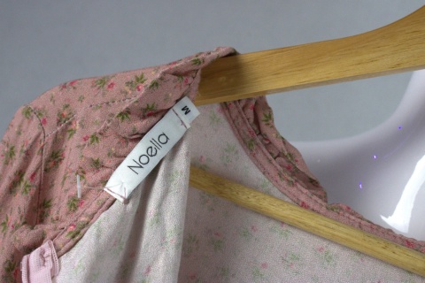 Noella krótka sukienka z falbanką w drobne kwiatki r.m