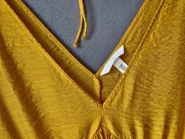 Krótka sukienka H&M z tkaniny o lekkim połysku z wiązaniem z tyłu M