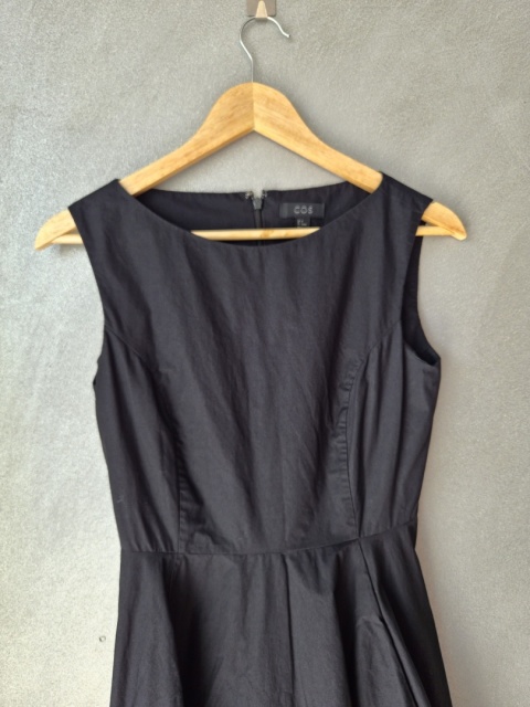 Sukienka COS czarna rozkloszowana 100% bawelna 34